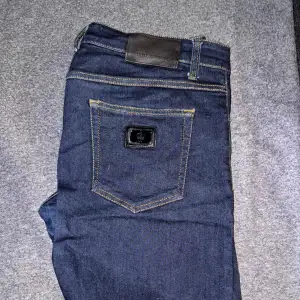 D&G jeans storlek 36/32 säljs då den ej passar längre, använts endast enstaka gånger. (Mörk Marinblå)  (Köpt från farfetch nypris 5908kr)