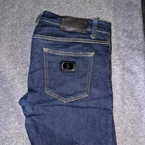 Dolce & Gabbana Jeans - D&G jeans storlek 36/32 säljs då den ej passar längre, använts endast enstaka gånger. (Mörk Marinblå)  (Köpt från farfetch nypris 5908kr)