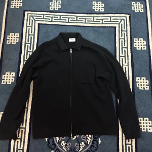 Studio total milano zip cardigan - Hej, säljer min Milano cardigan eftersom att den inte kommer till användning. Aldrig använt den. Passar perfekt på mig (187cm och 75kg)