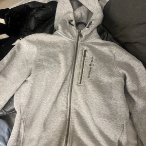 Sail racing hoodie - Säljer pågrund av att den inte kommer till användning, har knappt använt den. 