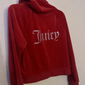 Jucicy couture  - Använd några få gånger men i nytt skick, den är dock mer som en xl  i storleken 