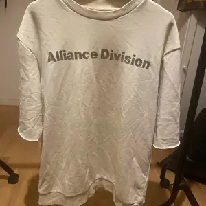 Vit Aliance Division T-shirt från H&M (lämnas strykt och nytvättad)