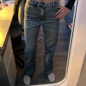 Fina jeans som är använda en del men det syns inte. Mörkblåa och högmidjade