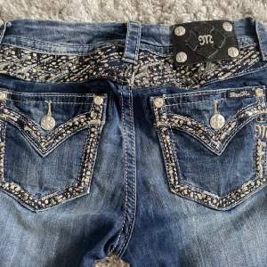 Low waist bootcut jeans från Miss Me. I super bra skick, skicka privat för fler bilder. Pris kan vara diskuterbart.💖