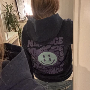 Hoodie - Hoodie med tryck på ryggen⭐️