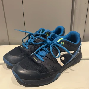 Head tennissko stl 39 - Head revolt Court tennissko stl 39 i marinblått och blått. Två nötta hål i kanten men fräscha i övrigt. Storlek 39.  Nypris 600kr. 