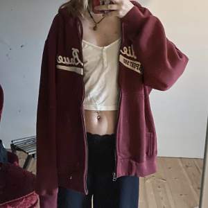 Oversized zipup hoodie jag köpte här på plick men inte min stil längre. Perfekt nu till vintern