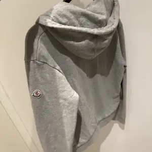 Säljer denna moncler zip up i ett använt men bra skick. Skriv privat för fler bilder!