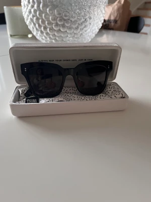 Chimi - En äldre kollektion chimi eyewear solglasögon i #005 Berry. Använda ett få tal gånger och är i mycket bra skick. Orginalfodral med duk oxh tygpåse ingår. 