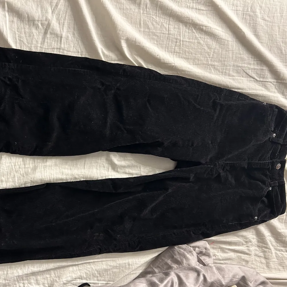 Väldigt fina svarta jeans Haft länge men knappt använda . Jeans & Byxor.