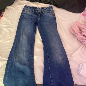 Only jeans lågmidjadd använda 2 gånger trasiga längst ner säljs pga för korta org pris 400kr ca