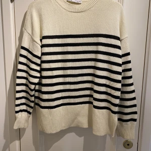 Stickad tröja  - Mysig stickad tjocktröja. Perfekt för att vara lite varmare på vintern. Använd fåtal gånger.