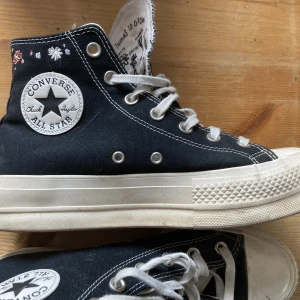 Converse platå - Svarta converse med platåsula och broderade blommor. Sparsamt använda. 