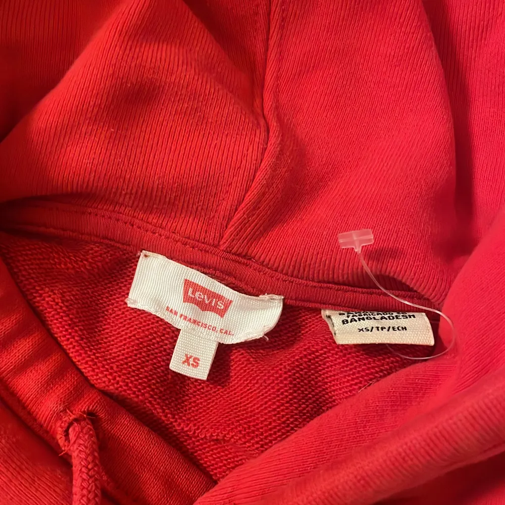 superfin röd hoodie från Levi’s. Säljer då den är för liten på mig, jättefint skick!. Hoodies.
