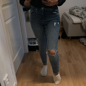 Jeans Zara - Tajta jeans från Zara.  Är 1.59 så dessa passar mig i längden perfekt.