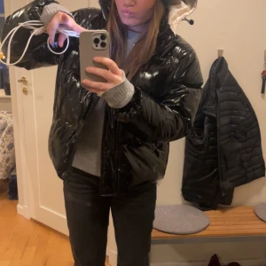 Vinterjacka - Svart glansig dunjacka från Boohoo. Använd för 2 vintrar sen💗 