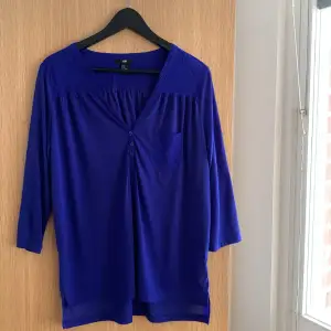 Fin, oanvänd lila/blå blus från H&M. Strl M. Ficka på bröstet, kortare ärmar. Jätteskön i tyget! ☀️
