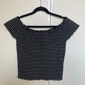 Topp! - Jättefin randig topp från Gina tricot med små volanger💗Man kan ha den både off shoulder eller ”vanligt”. Storlek M 