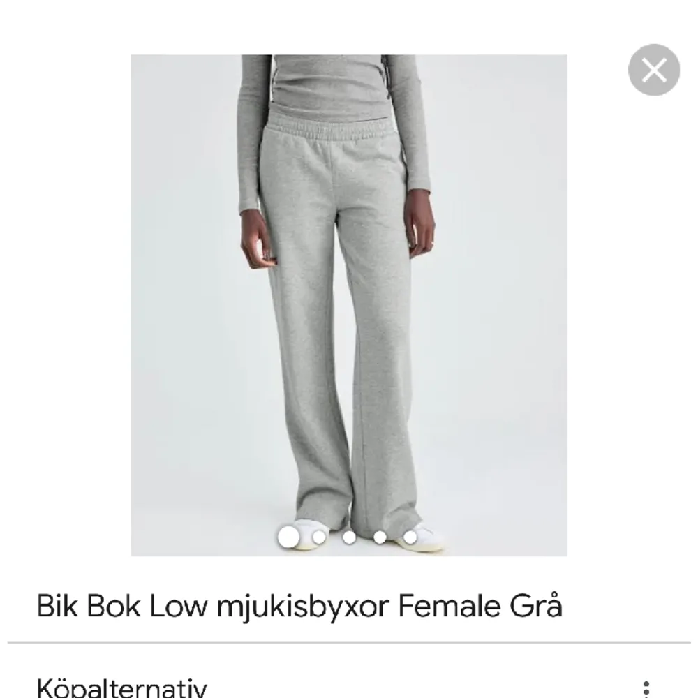 Säljer dessa grå lågmidjade mjukisbyxor från bikbok, jättesköna och snygga ✨✨. Jeans & Byxor.