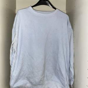 En ljusblå sweatshirt som aldrig är använd orginalet är från lager157 och är köpt för 100kr