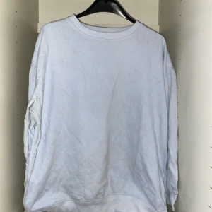 Ljusblå sweatshirt - En ljusblå sweatshirt som aldrig är använd orginalet är från lager157 och är köpt för 100kr