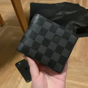 Louis Vuitton plånbok. Sliten på några ställen men inga hål eller liknande. Går utmärkt att använda.