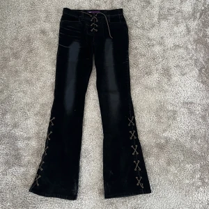 Lågmidjade jeans - Säljer mina så himla coola jeans😍😍 Så sjukt unika och perfekta till allt❣️Midjemåttet är 66 cm och innerbenslängden 78cm🥰