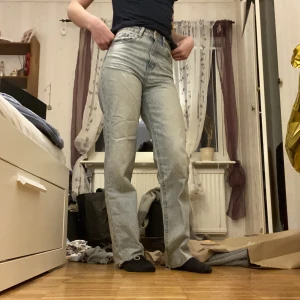 Snygga jeans! - Snygga sköna jeans! Väldigt sköna och fina jeans! Säljer pågrund av att jag inte använder de! Är 157 cm! Köpte för 300kr men säljer nu för 150kr inklusive frakt!💗