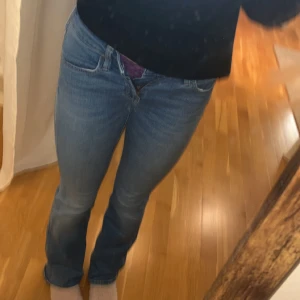 Lee jeans -  Skit snygga jeans ifrån lee. Dom är både bootcut och lådmidjade köpta från zalando för ca:1000kr och säljer för 350kr då dom är lite slitna längst ner, annars är dom i bra skick😍 Säljer då dom tyvärr har blivit för små. Fråga gärna om du har frågor💕