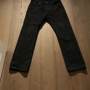 Levi’s Jenas 501 svarta - W32 L32 Lappen är svart eftersom färgaade svarta en extra gång Väldigt fina  Skriv vid intresse 