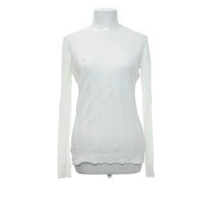 Säljer denna vita tröjan i storlek M från lindex.