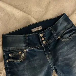 Superfina bootcut jeans och säljer för att det är lite förstora för mig och jag är runt 1,60  lång och det är ganska långa för mig! hör av er vid frågor❤️