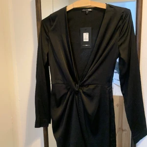 Satinklänning - Miniklänning i (typ) satin. Oanvänd. Storlek S. 