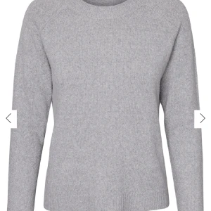 Stickad tröja - Säljer den här jättemysiga populära tröjan från Vero Moda i bra skick. lite nopprig men annars har den inga defekter. Hör av er om ni har fler frågor eller funderingar💕