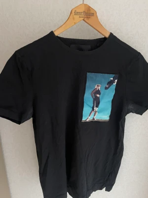 Limitato T-shirt - Limitato T-shirt i nyskick. Boxen tillkommer