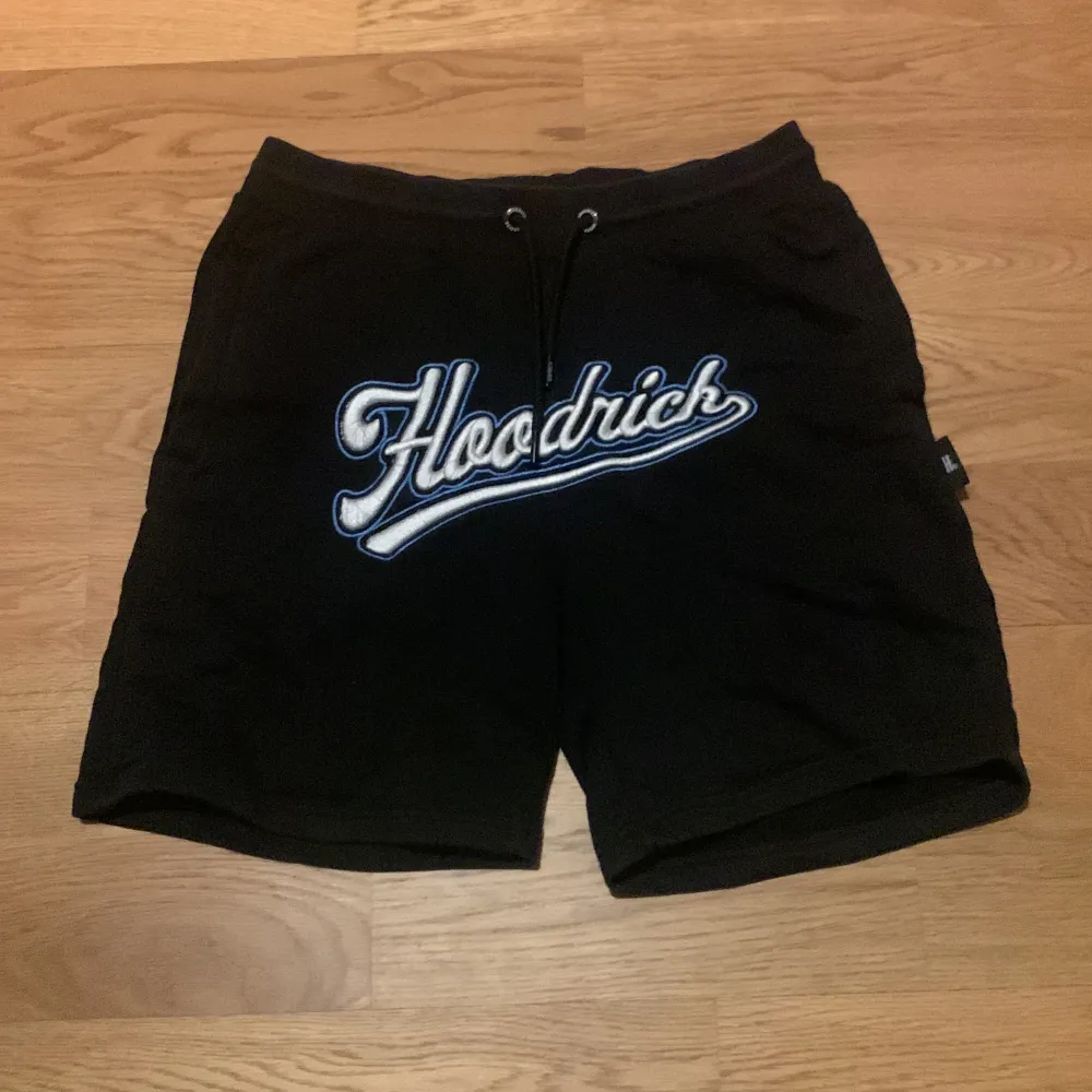 Hoodrich shorts xs säljer för de har blivit för små - köptes i  augusti men väl använda - inga fel eller defekter - i nyskick.. Shorts.