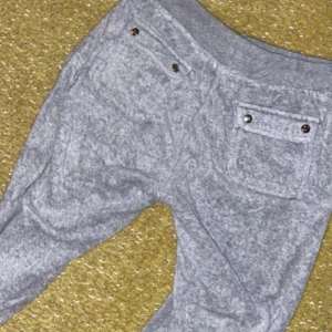 Juicy coutore byxor  - Dehär gråa  byxorna säljer jag från juicy coutore (äkta) skriv för bild på du står för frakt pris kan diskuteras storlek 146-152 