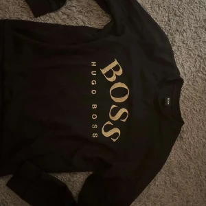 Hugo boss tröja  - Säljer min Hugo boss tröja som är i toppskick och är inga hål mm. Den är i storlek M men passar också S. Denna tröjan är fast pris så kommer ej gå ner.  