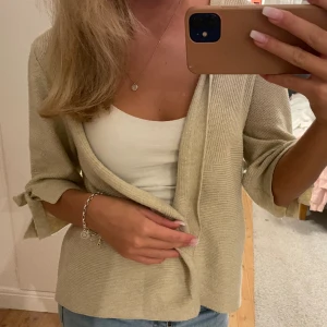 Trekvartsärmad Kofta  - Stickad kofta från only! (Gammal), trekvartsärmad med jättesöta knyten på armarna! jättefint skick, inte alls nopprig. 