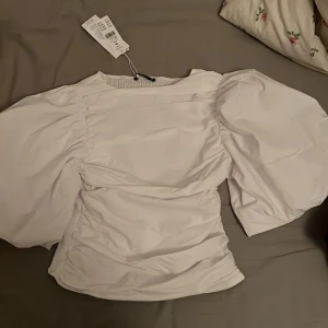 Blus t-shirt - Helt oanvänd blus t-shirt från Gina tricot. Prislappen kvar