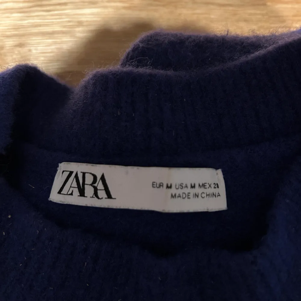 Mörkblå stickad tröja från Zara, storlek M. Använd fåtal gånger. Inköpspris 359kr, säljes för 200kr. Frakt tillkommer . Stickat.