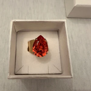 Caroline Svedbom ring  - Perfect Drop Ring / Mulberry Red Helt ny!! Använt kanske 1 gång. Ask följer med. 