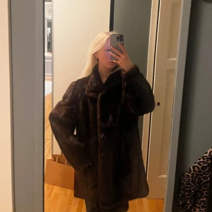 Pälsjacka  - Äkta pälsjacka. Köp hos en vintagebutik i Göteborg. Jättefint kick, ser helt oanvänd och ny ut. Jag har bara använt den 2 gånger, tycker tyvärr den är lite för stor för mig därav att jag säljer den. 