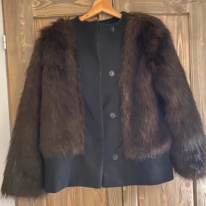 Pälsjacka Filippa K - Säljer den här så fina pälsjackan från Filippa K❤️bra skick 