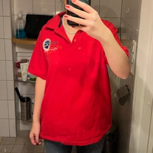 FIVE SEASONS röd tröja med krage  - Tröjan är knappt använd och i superbra skick🥰 (fläckarna på första bilden är på spegeln, det är inga fläckar på tröjan🫶🏽)