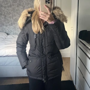 Vinterjacka - Säljer min vinterjacka från hollies, fint stick, nypris 4495kr