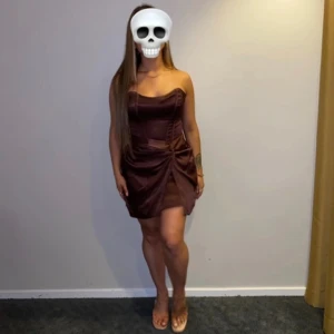 Brun Miniklänning - Använd en gång. Satin i tyget