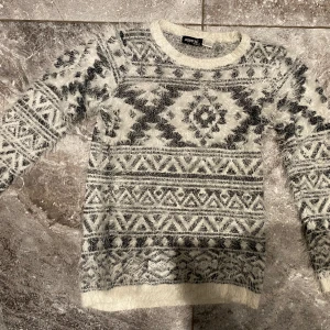 Stickad tröja stl.134/140 - En ttemjuk och len stickad tröja. Ger inga besvär som att den småsticks eller kittlas. Jätteskön att ha på sig. Häftiga mönster. Säljer pga garderobrensning. Kika gärna på mina andra annonser, säljer mycket. Samfraktar gärna:)