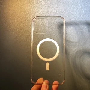 Apple skal 12 Max PRO - Apple original mobilskal, nypris: 700kr. Bra skick, inga tydliga skador men lite brunt på kanterna (tänker inte så mycket på det) Köpare står för frakt 