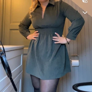 Klänning - Säljer denna snygga klänning från Zara, som jag endast använde förra julen. Passar perfekt till jul, är i en fin mörkgrön färg! Säljer för 400 + frakt! 